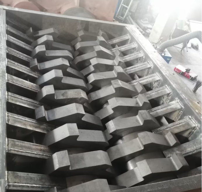 金屬撕碎機(jī),金屬撕碎機(jī)的出料尺寸,金屬撕碎機(jī)刀片